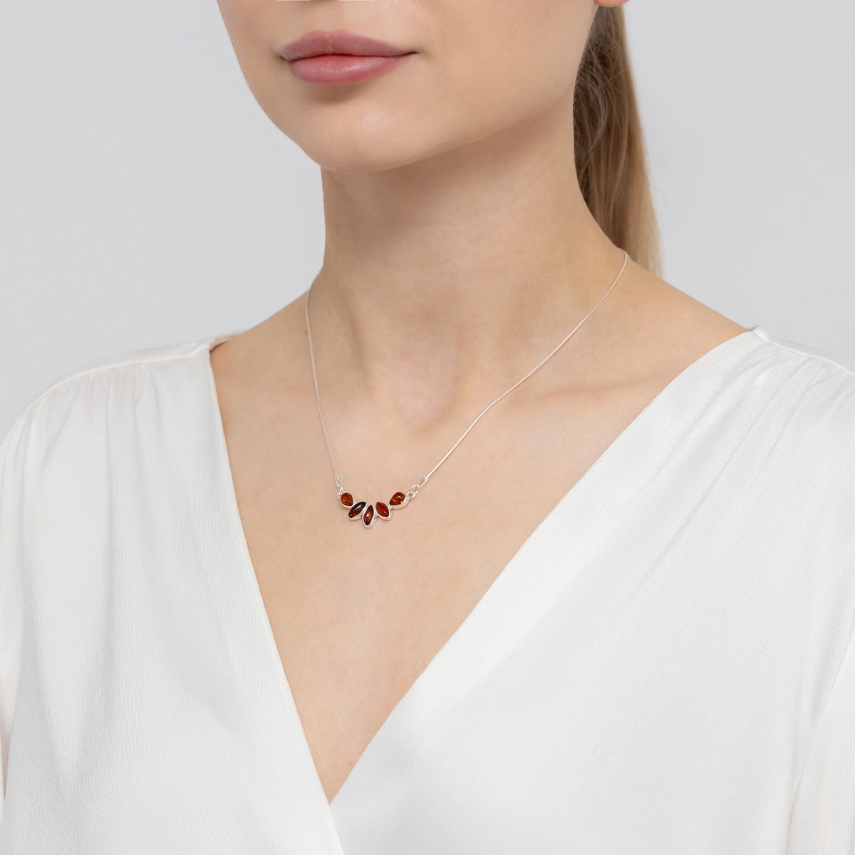 strieborný náhrdelník s prírodným jantárom n1095 925 s