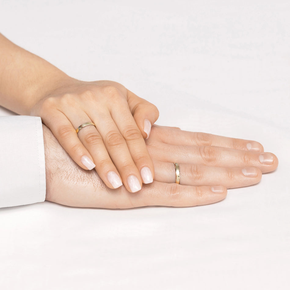 Klasický plochý fázovaný jednoduchý zlatý svadobný prsteň 2 mm