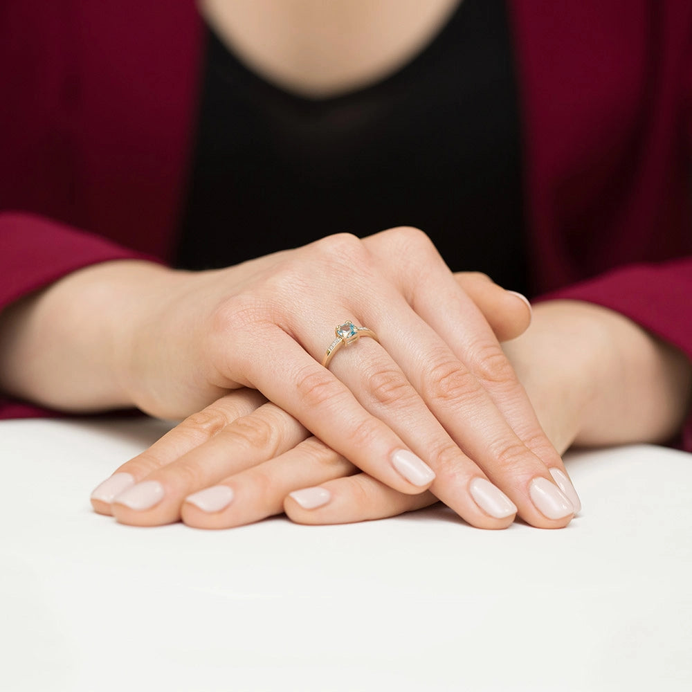 gold-ring-with-0-70ct-topaz-and-diamonds-p023-t0-70