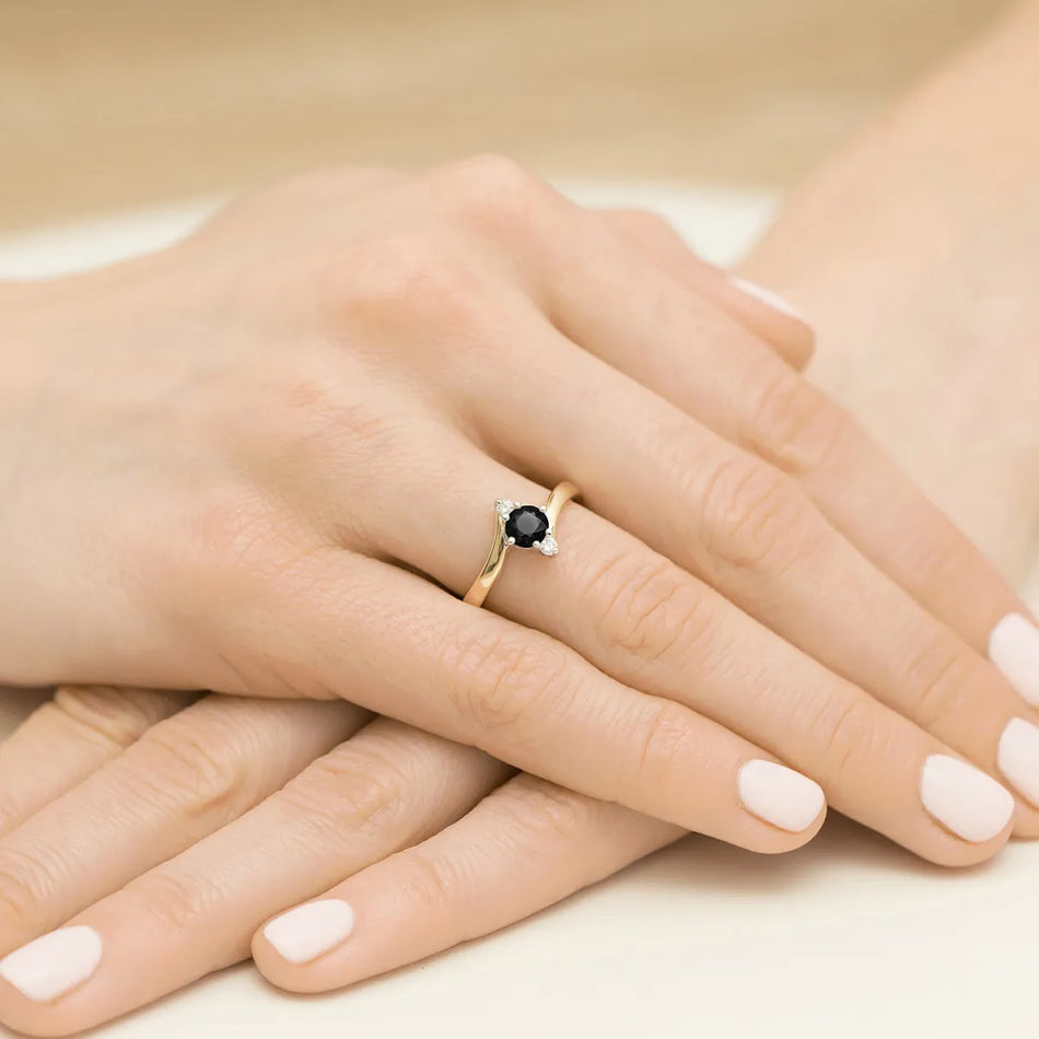 gold-ring-with-0-50ct-black-diamond-and-diamonds-p038-585-cb0-50