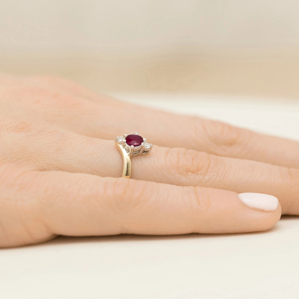 zlatý-prsteň-s-0-60ct-rubínom-a-diamantmi-p038-585-r0-60