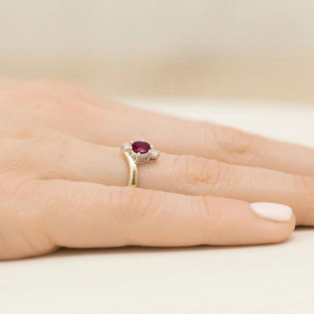 gold-ring-with-0-60ct-ruby-and-diamonds-p038-585-r0-60