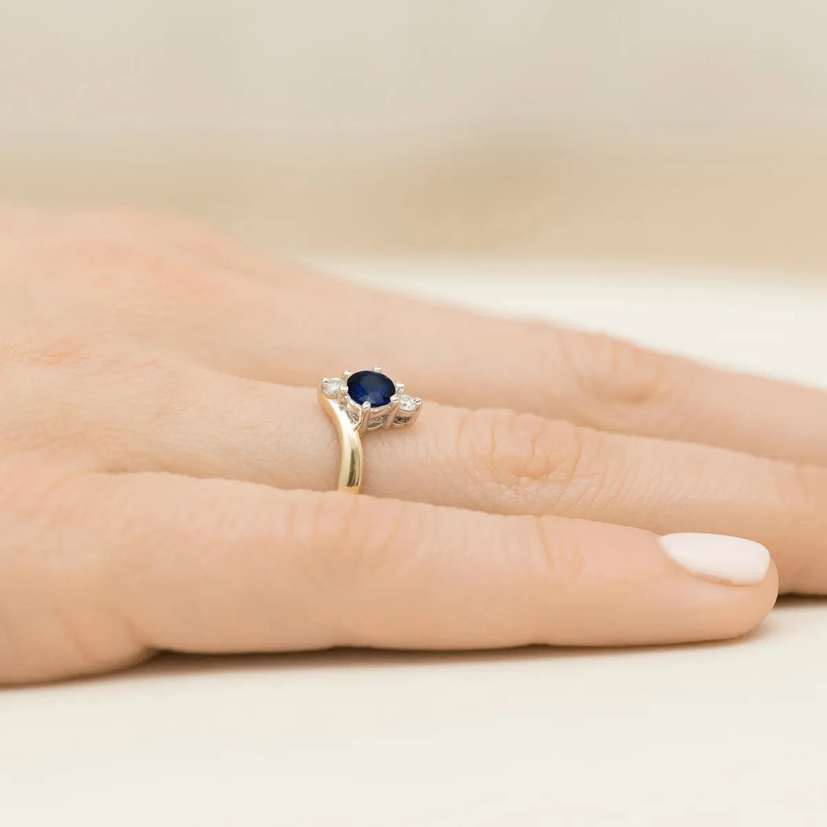 gold-ring-with-0-50ct-sapphire-and-diamonds-p038-585-s0-50