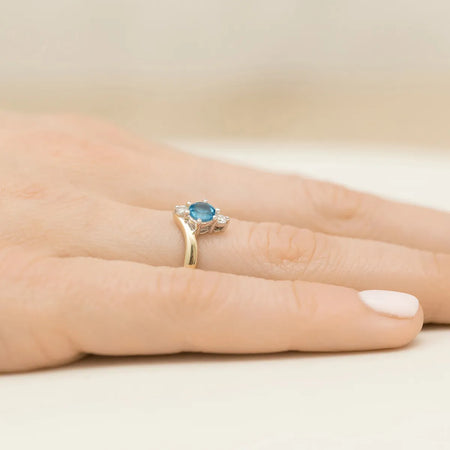 gold-ring-with-0-60ct-topaz-and-diamonds-p038-585-t0-50