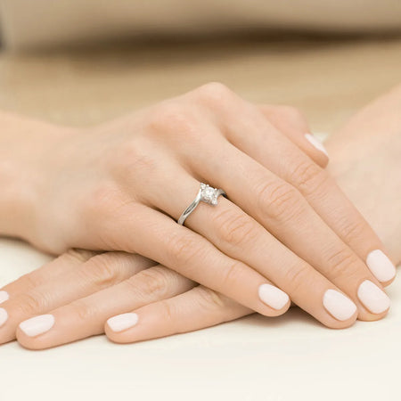 gold-ring-with-0-60ct-white-sapphire-and-diamonds-p038-585-bs0-60