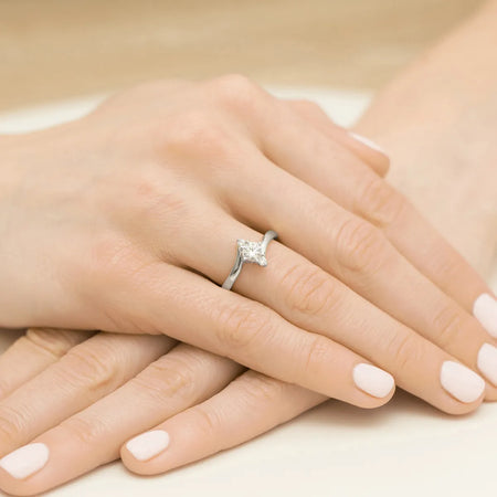 gold-ring-with-0-60ct-white-sapphire-and-diamonds-p038-585-bs0-60