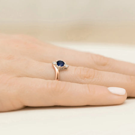 gold-ring-with-0-50ct-sapphire-and-diamonds-p038-585-s0-50