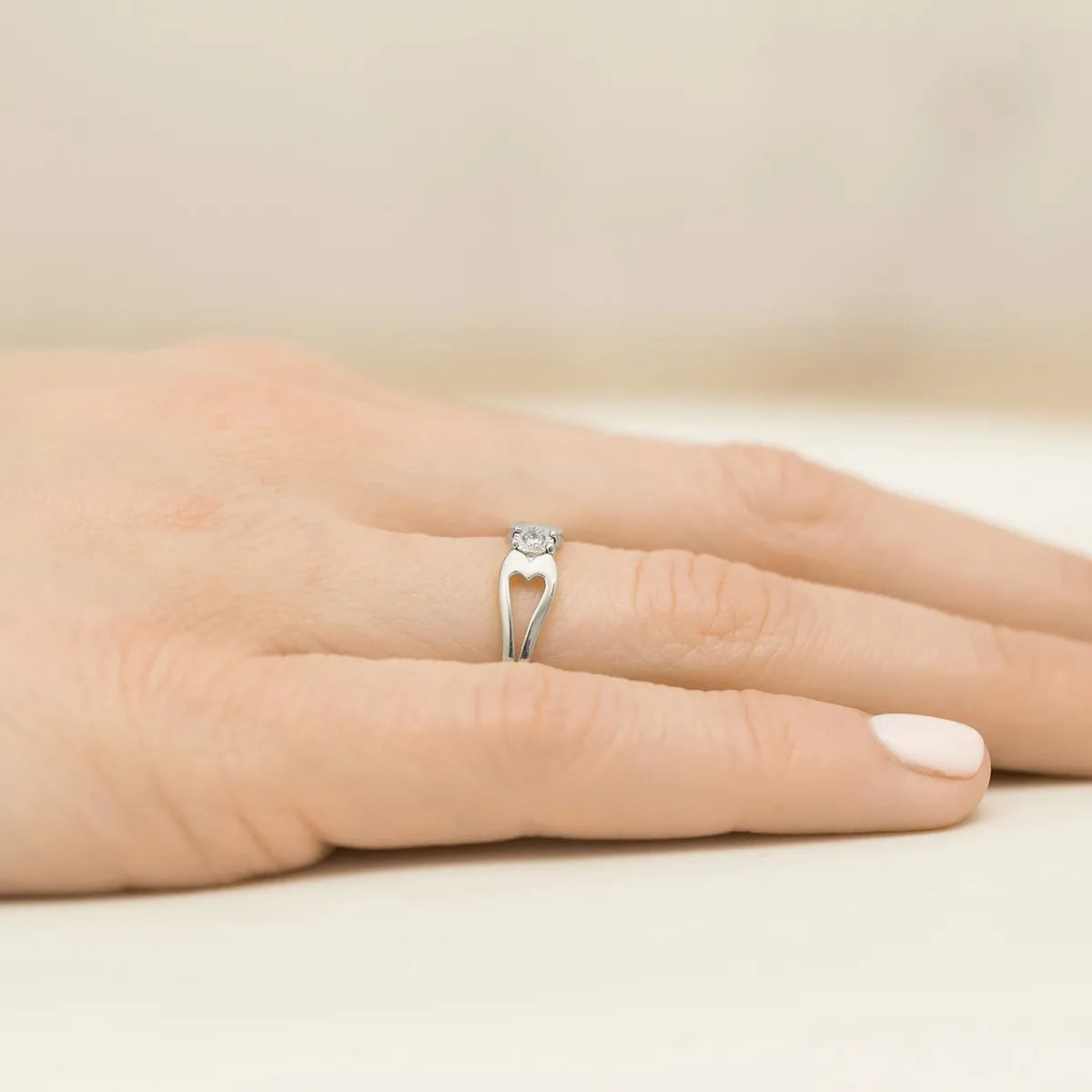 zlatý-prsteň-s-diamantom-0-03ct-p056-585-b0-03