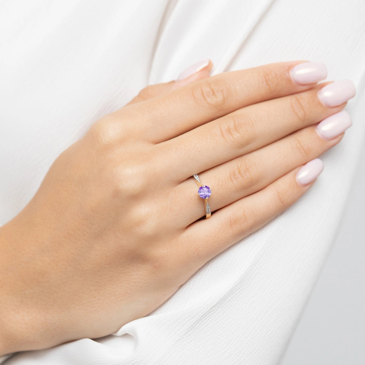 zlatý prsteň s 0,50 ct ametystom a 0,068 ct diamantmi p167-585-a0-50