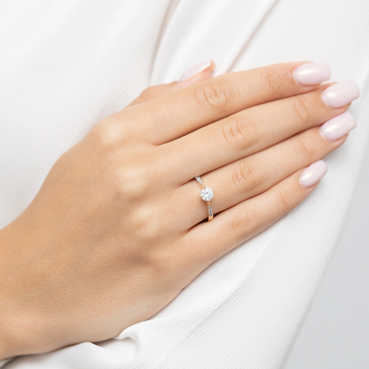 zlatý prsteň so 0,60 ct bielym zafírom a 0,068 ct diamantmi p167-585-bs0-60