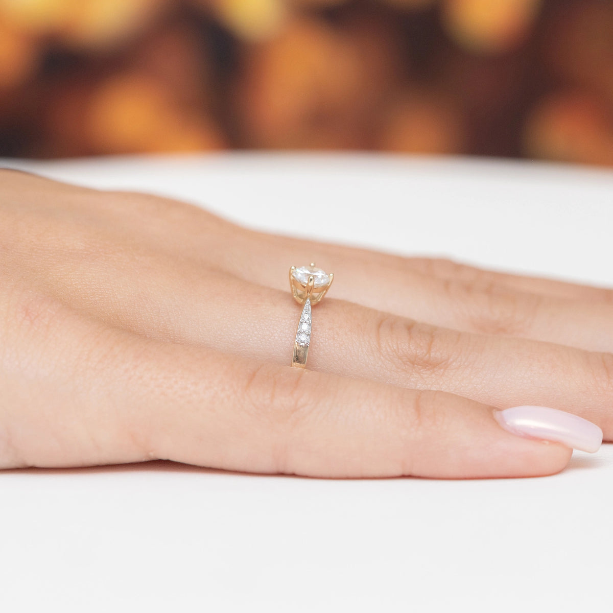 zlatý prsteň so 0,60 ct bielym zafírom a 0,068 ct diamantmi p167-585-bs0-60