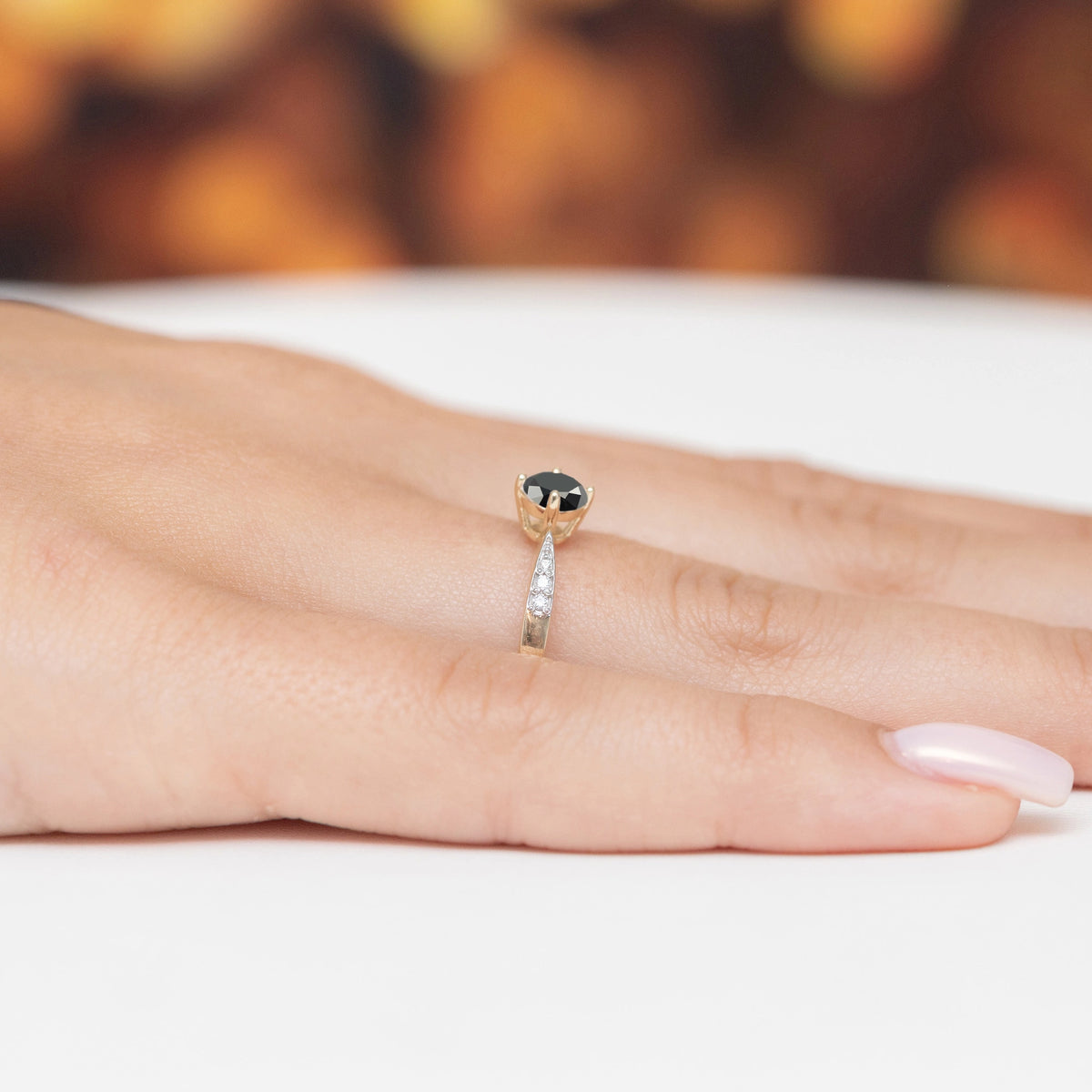 zlatý prsteň s 0,50 ct čiernym diamantom a 0,068 ct diamantmi p167-585-cb0-50