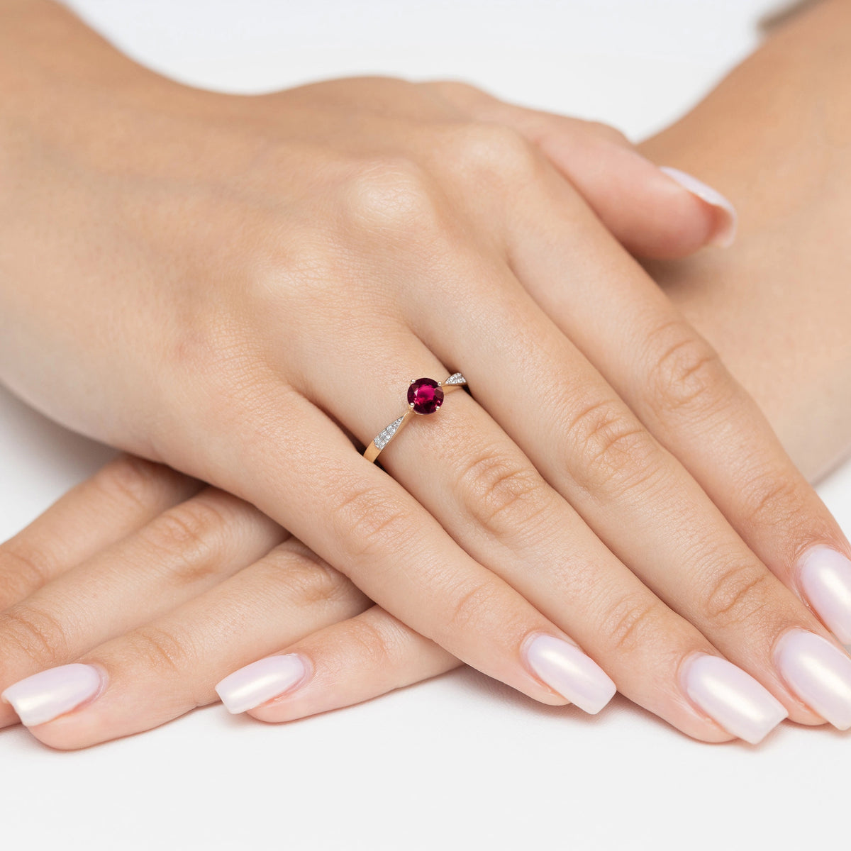zlatý prsteň s 0,60 ct rubínom a 0,068 ct diamantmi p167 585 r0,60