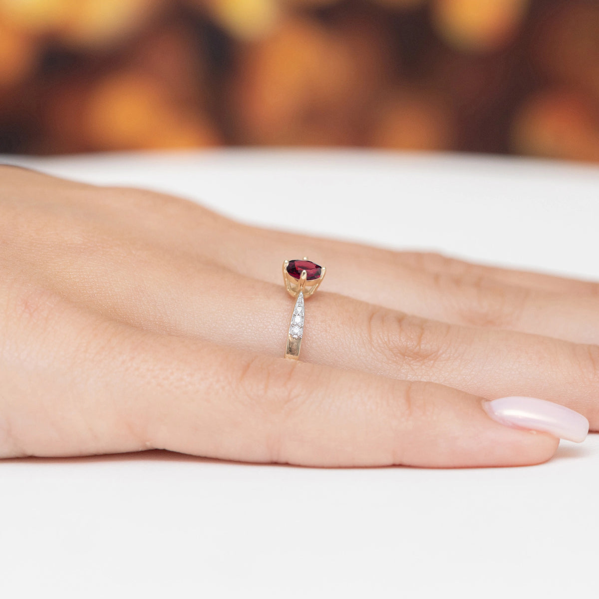 zlatý prsteň s 0,60 ct rubínom a 0,068 ct diamantmi p167 585 r0,60