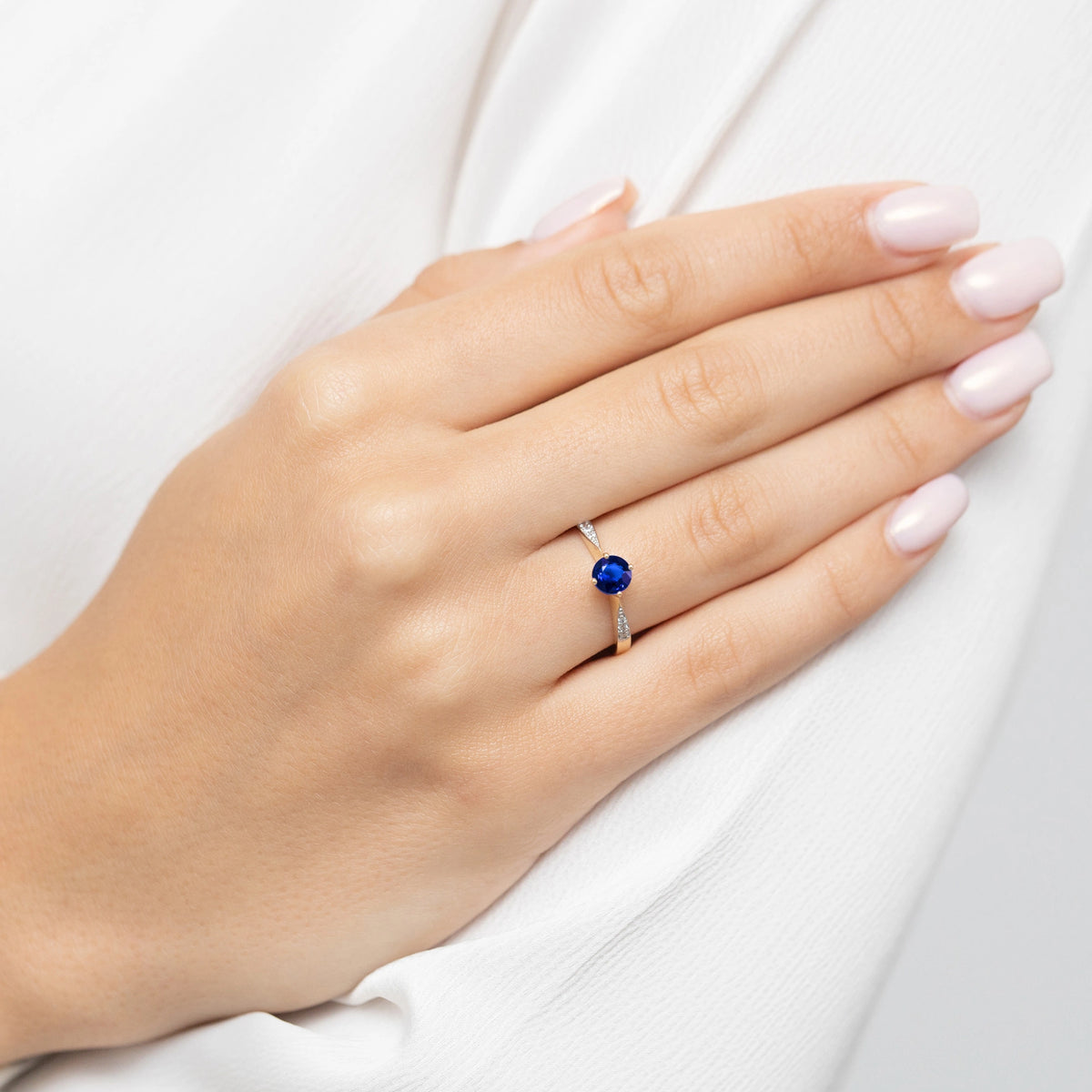 zlatý prsteň s 0,50 ct zafírom a 0,068 ct diamantmi p167-585-s0-50