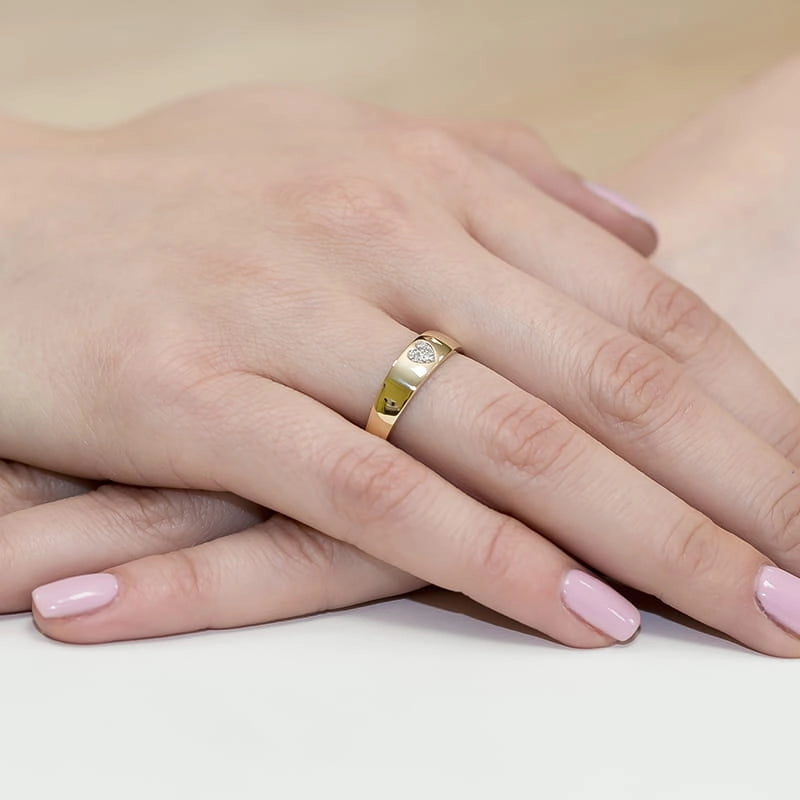 Prsteň z žltého zlata so srdcovým motívom a diamantmi 0,026 ct