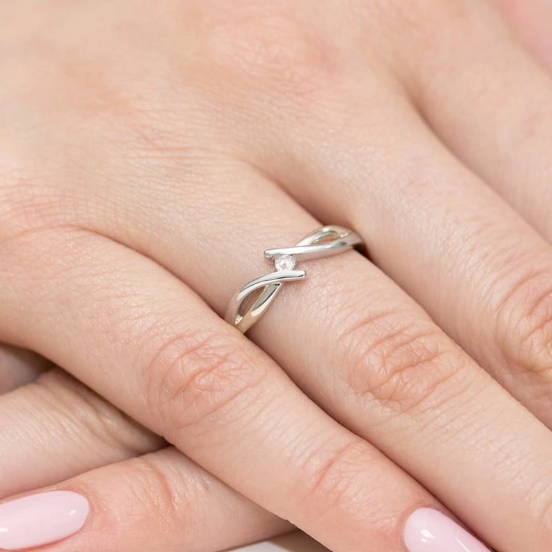 Prsteň z bieleho zlata s 0,04 ct diamantom
