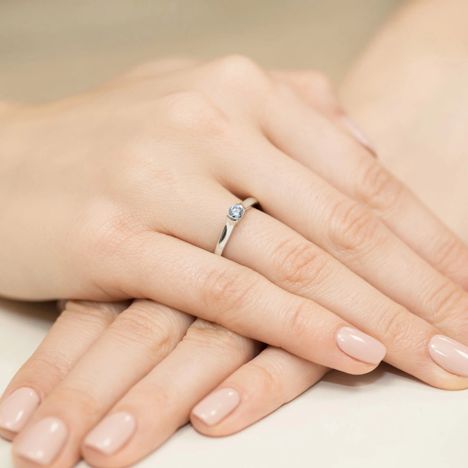 Prsteň z bieleho zlata s modrým lab-grown diamantom Round/Brilliant s hmotnosťou 0,15 ct