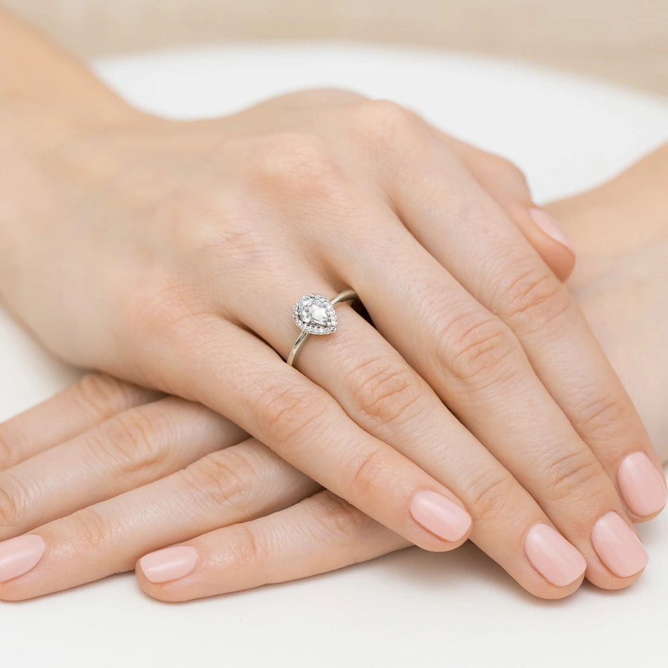 Prsteň z bieleho zlata – lab-grown diamant Pear s hmotnosťou 0,65 ct, doplnený 20 × 0,005 ct lab-grown diamantmi