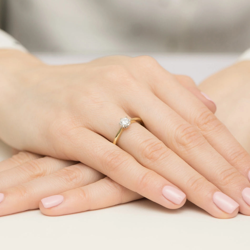 Yellow Gold Ring with Round 0,40ct Central and 0,06ct Sideline Lab-grown Diamonds
