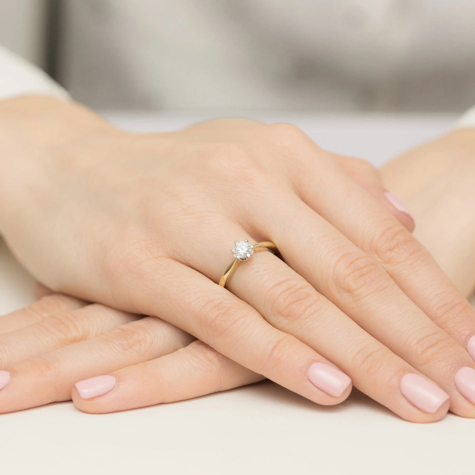 Yellow Gold Ring with Round 0,50ct Central and 0,06ct Sideline Lab-grown Diamonds