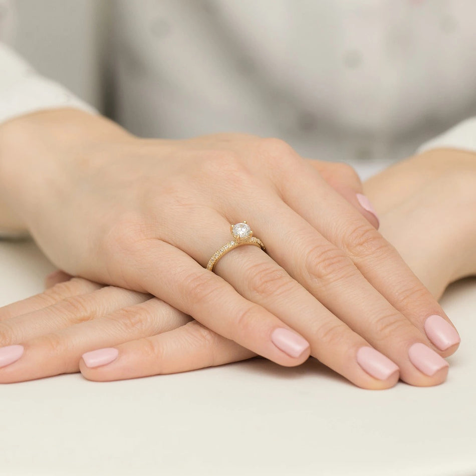 Yellow Gold Ring with Round 0,70ct Central and 0,263ct Sideline Lab-grown Diamonds