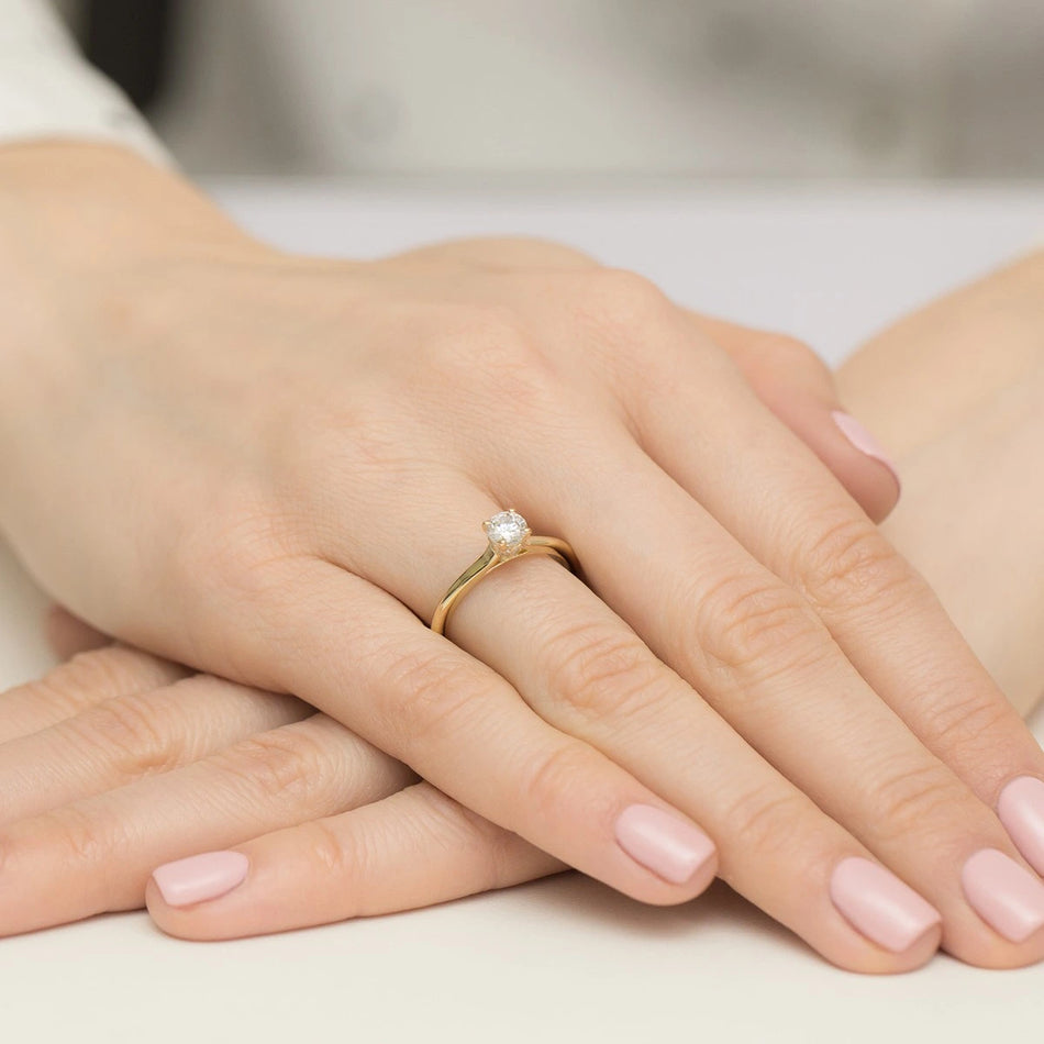 Yellow Gold Ring with Round 0,40ct Central and 0,06ct Sideline Lab-grown Diamonds