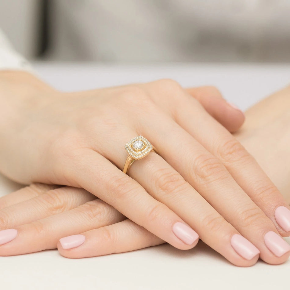 Yellow Gold Ring with Round 0,40ct Central and 0,28ct Sideline Lab-grown Diamonds