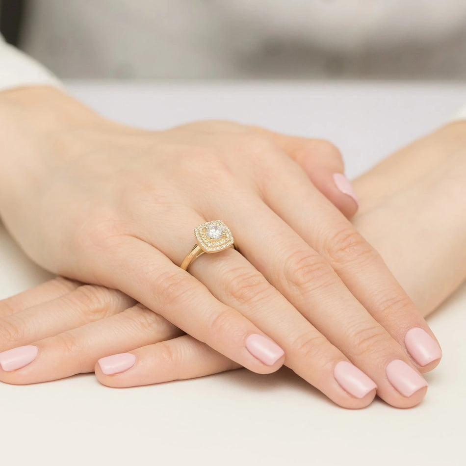 Yellow Gold Ring with Round 0,70ct Central and 0,28ct Sideline Lab-grown Diamonds