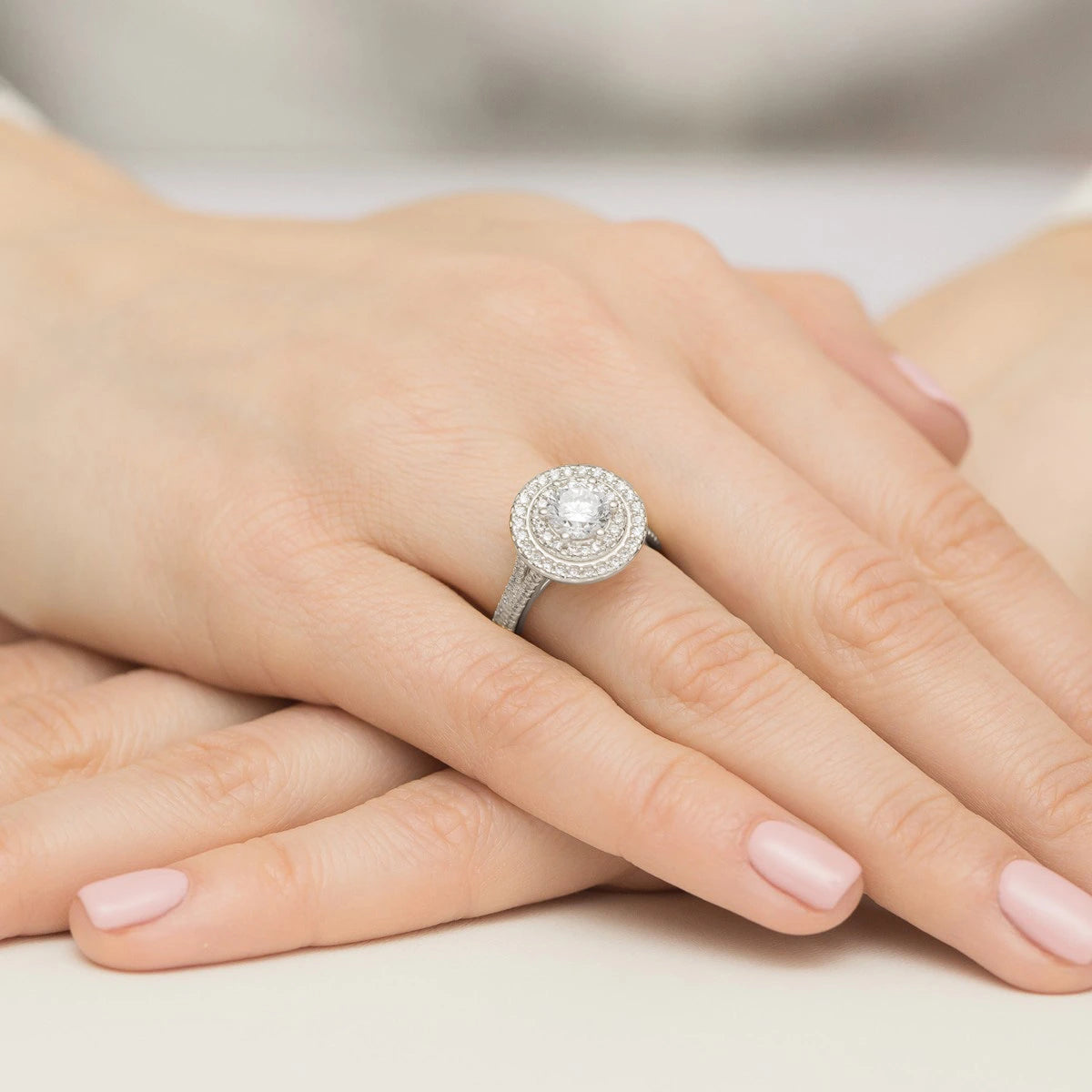 Prsteň z bieleho zlata s lab-grown diamantom Round/Brilliant 1,00 ct a bočnými lab-grown diamantmi 0,633 ct