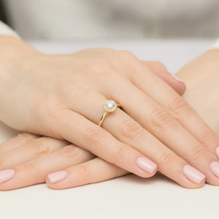 Yellow Gold engagement ring with Round 0.40 ct Central and 0.12 ct Sideline Lab-grown Diamonds - GREMARI fine jewelry