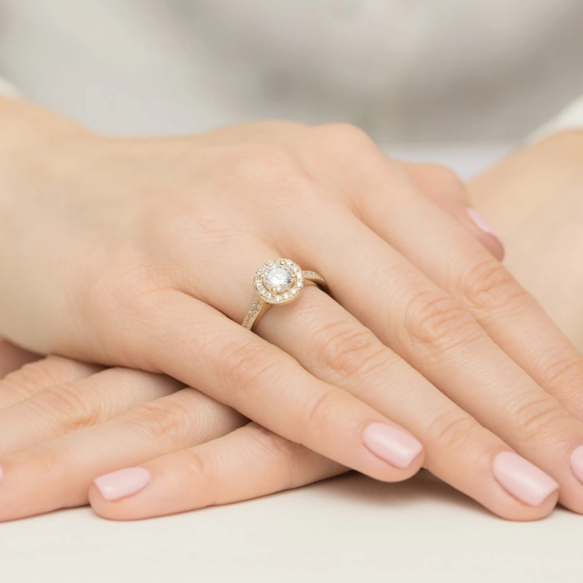 Yellow Gold engagement ring with Round 0.70 ct Central and 0.377 ct Sideline Lab-grown Diamonds - GREMARI fine jewelry