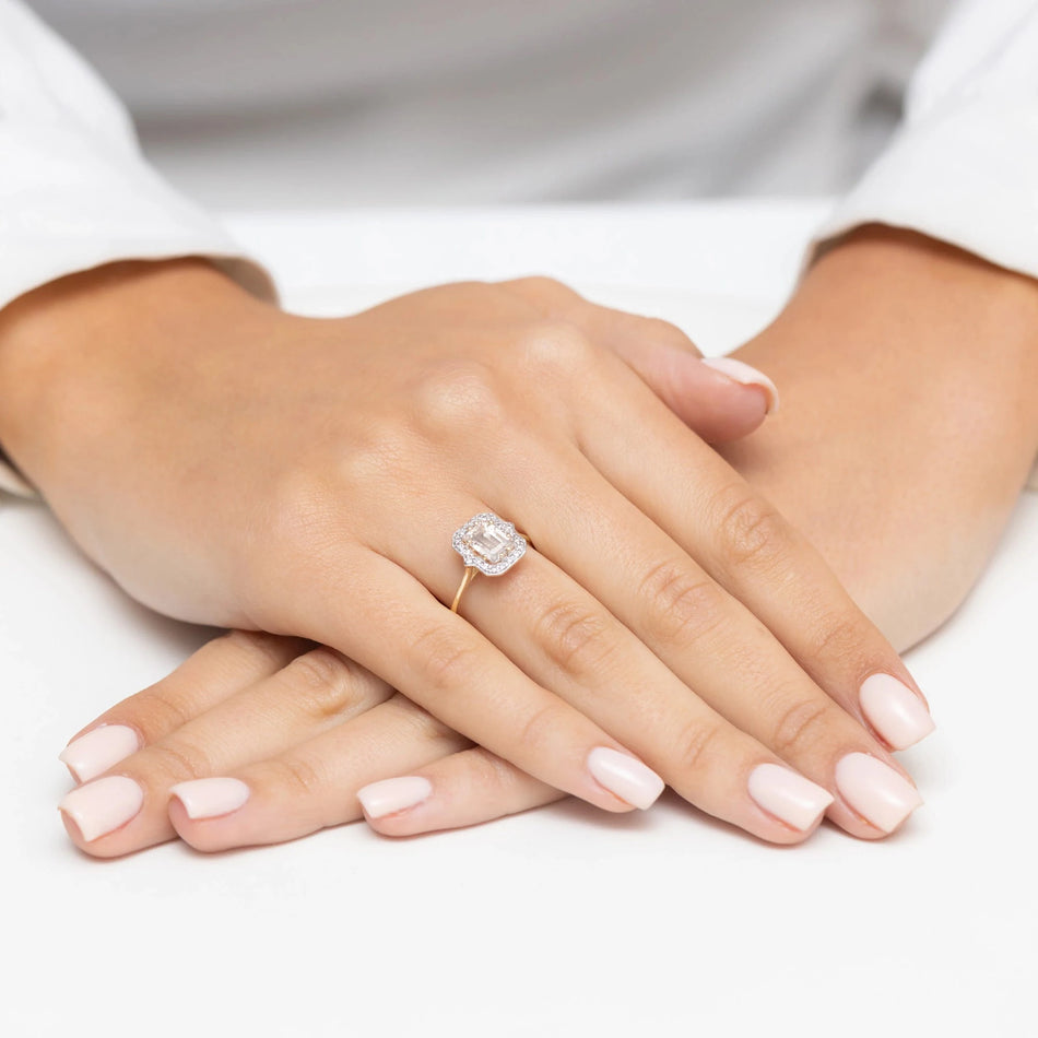 Yellow Gold engagement ring with Emerald 1.00 ct Central and 0.172 ct Sideline Lab-grown Diamonds - GREMARI fine jewelry