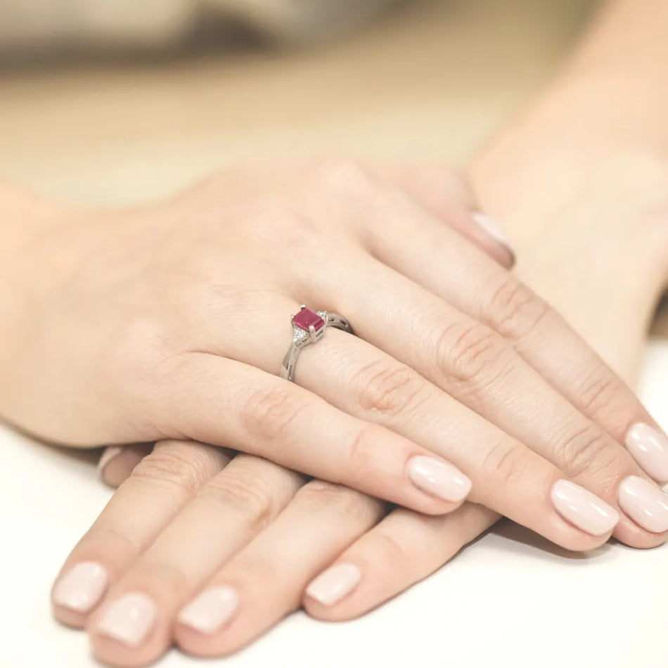 zlatý prsteň s 0,80 ct rubínom a diamantmi w0002-rur-01