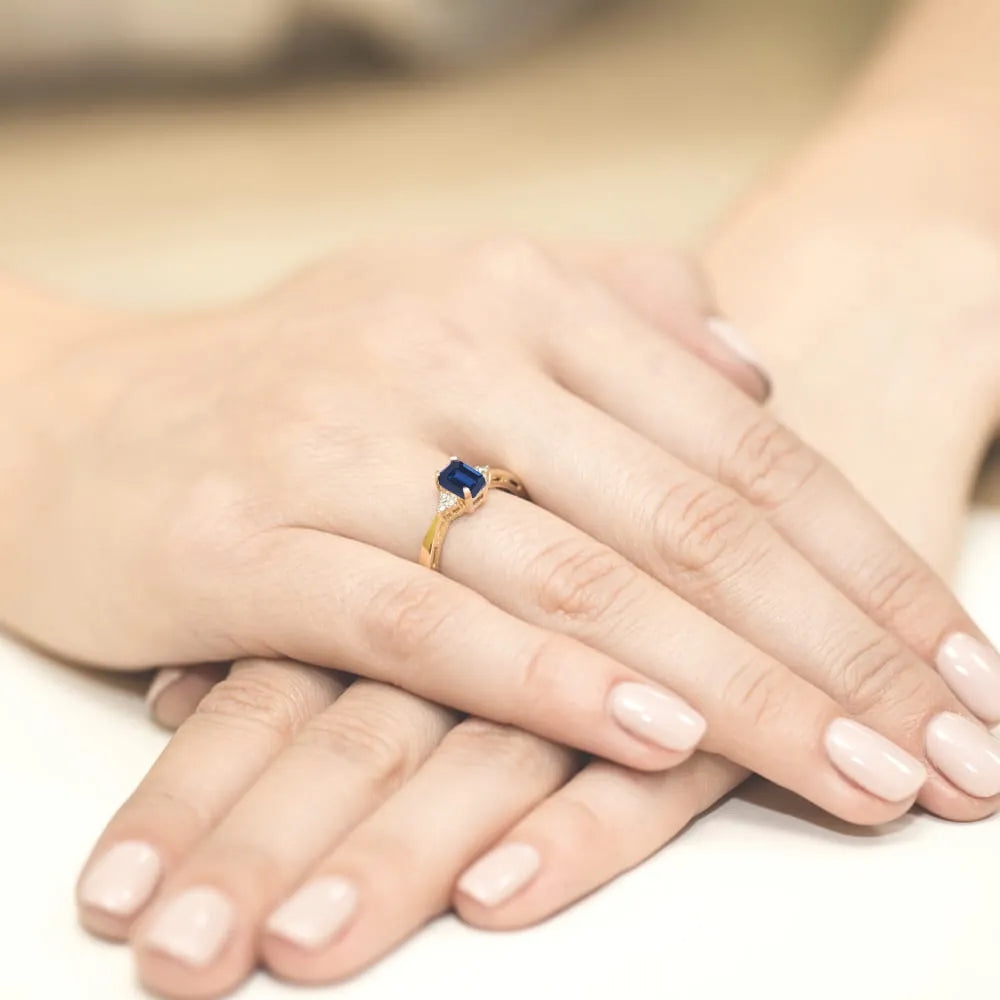 gold-ring-with-0-60ct-sapphire-and-diamonds-w0002-sab-01