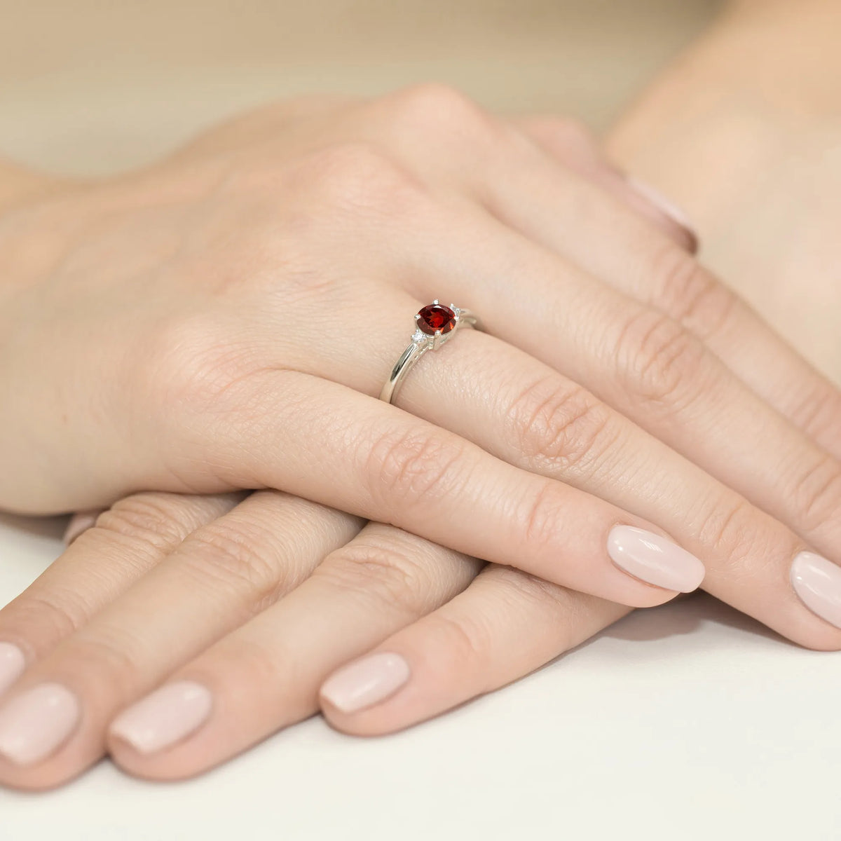 zlatý prsteň s 0,60 ct granátom a diamantmi w0010-gar-01
