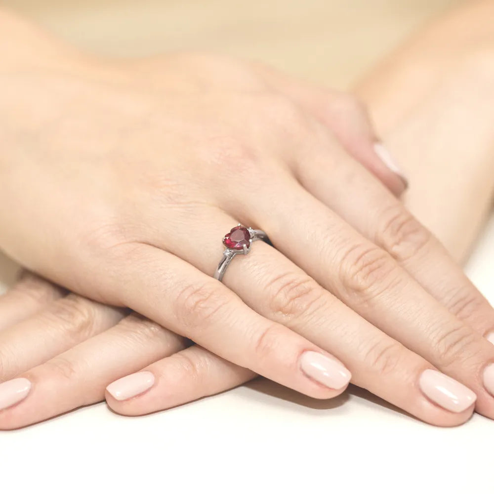 zlatý prsteň s 1,70 ct rubínom a 0,029 ct diamantmi w0012-rur-01