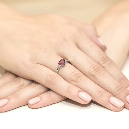 zlatý prsteň s 1,70 ct rubínom a 0,029 ct diamantmi w0012-rur-01