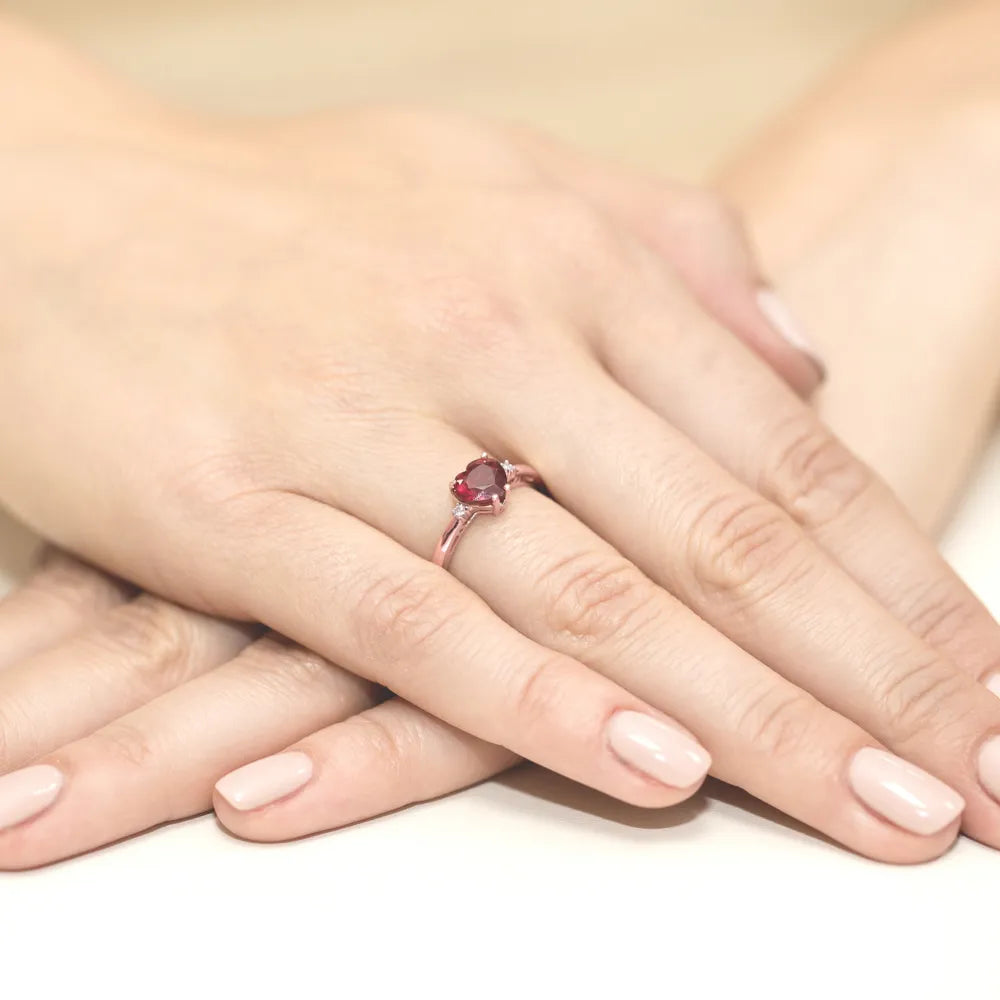 zlatý prsteň s 1,70 ct rubínom a 0,029 ct diamantmi w0012-rur-01