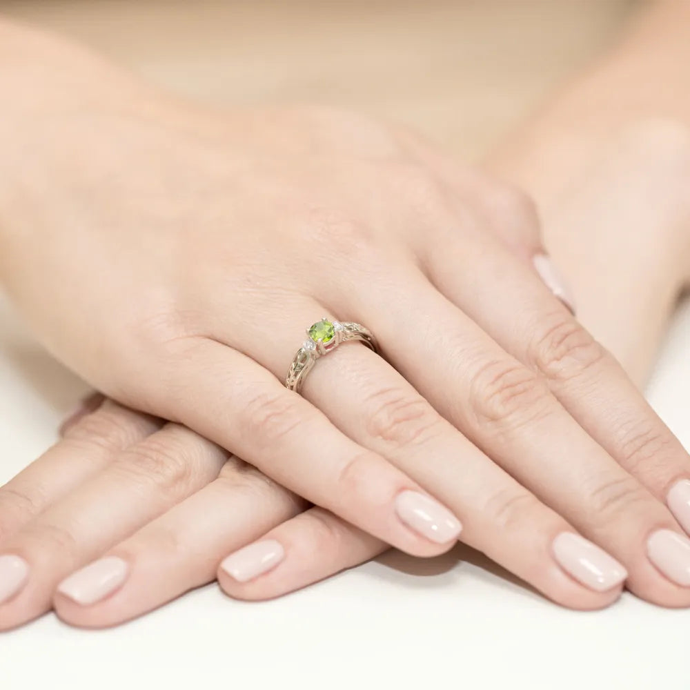 zlatý prsteň s 0,60 ct olivínom a 0,02 ct diamantmi w0014-peg-01