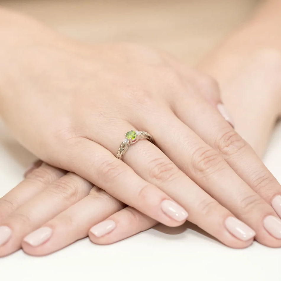 zlatý prsteň s 0,60 ct olivínom a 0,02 ct diamantmi w0014-peg-01