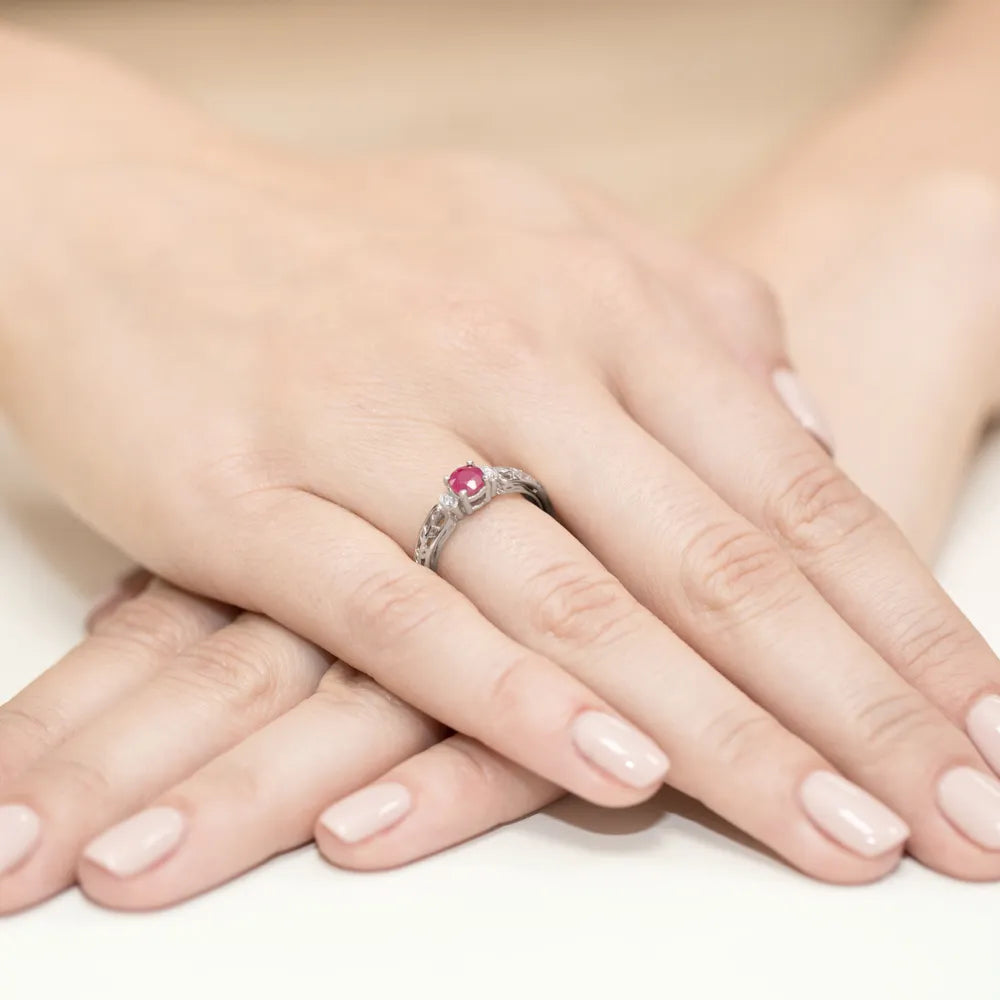 zlatý prsteň s 0,60 ct rubínom a 0,02 ct diamantmi w0014-rur-01