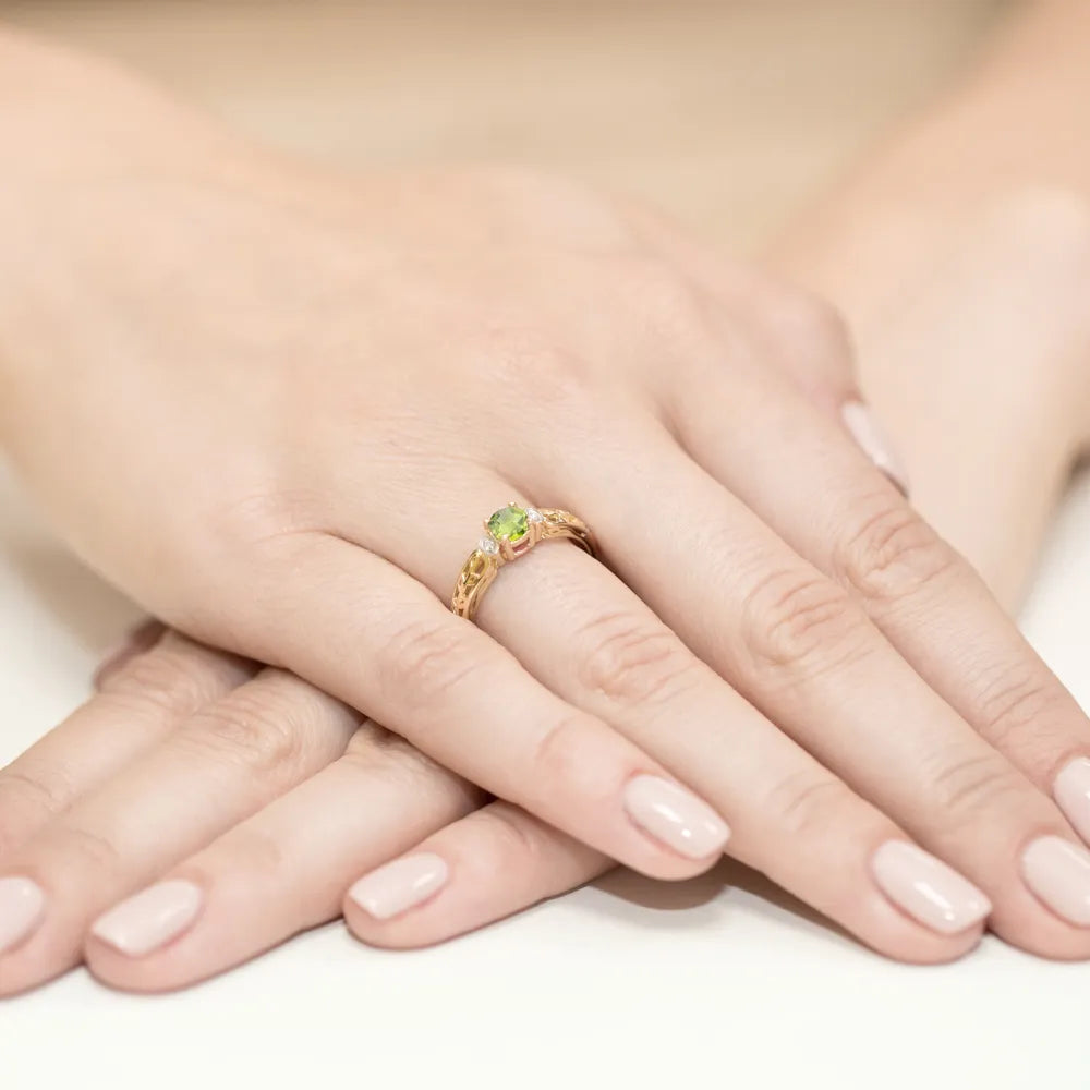 zlatý prsteň s 0,60 ct olivínom a 0,02 ct diamantmi w0014-peg-01