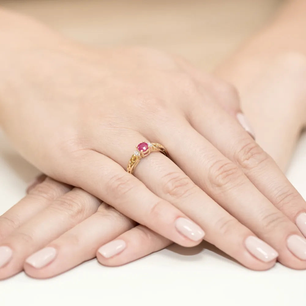 zlatý prsteň s 0,60 ct rubínom a 0,02 ct diamantmi w0014-rur-01