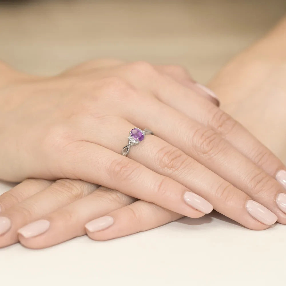 gold-ring-with-0-40ct-amethyst-and-0-052ct-diamonds-w0019-amv-01