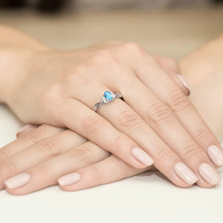 zlatý prsteň s 0,50 ct topásom london blue a 0,052 ct diamantmi w0019-tol-01