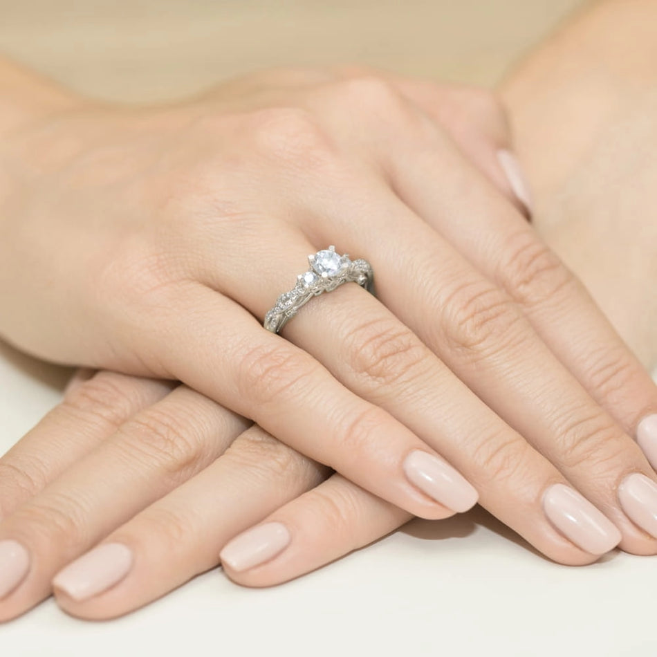 Vintage prsteň z bieleho zlata s lab-grown diamantom 0,50 ct a lab-grown diamantmi 0,339 ct