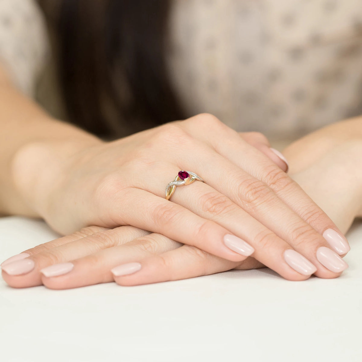 Zlatý prsteň s 0,50 ct rodolitom a 0,05 ct diamantmi