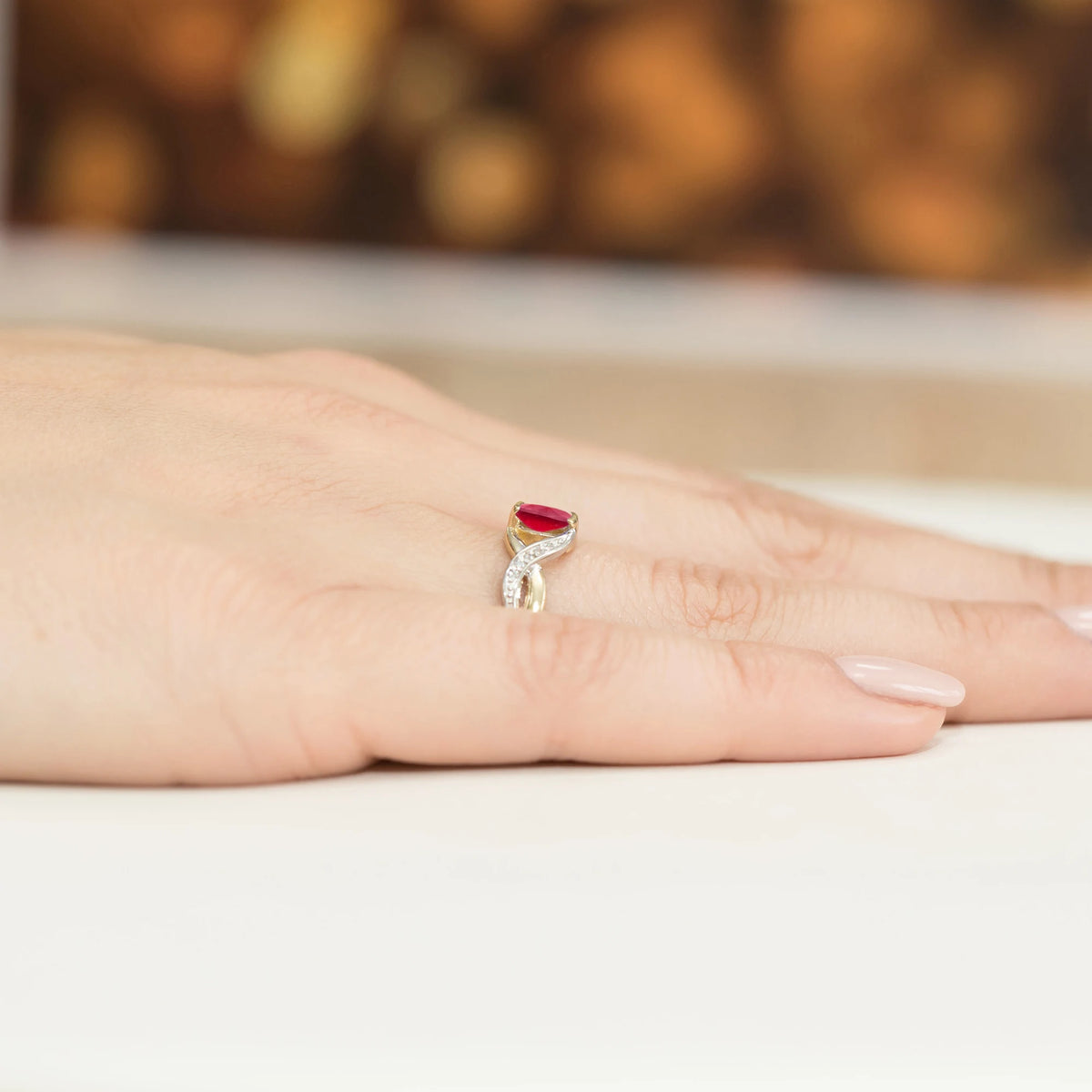 Prsteň nekonečna zo žltého 14k zlata s oválnym rubínom 0,60 ct a diamantmi 0,05 ct