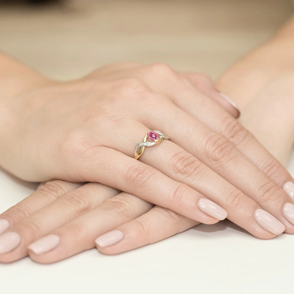 Zlatý prsteň s ružovým zafírom 0,45 ct a diamantmi 0,05 ct